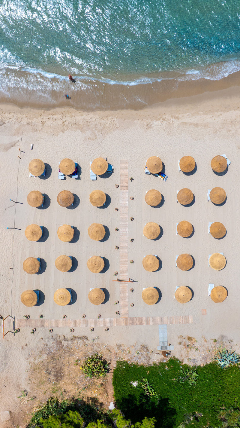 Vista aerea ombrelloni Mediterraneo Beach Club — prenota il tuo posto in spiaggia a Caprioli di Pisciotta